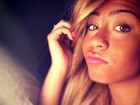 Maquiada, irmã de Neymar faz bico e reclama da insônia