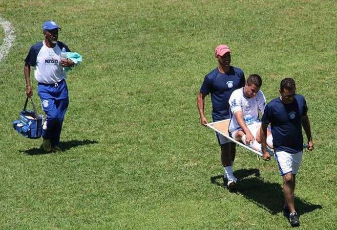 Atleta do Formiga, Diego recebe atendimento em campo (Foto: FEC/Divulgação)