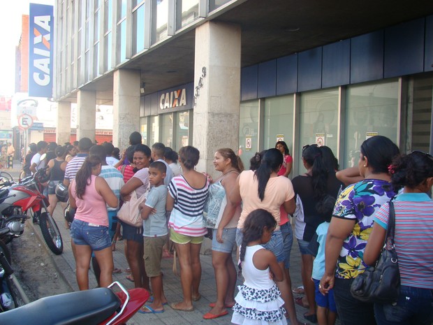 O tempo de espera nas filas das agências em Teresina foi de até três horas (Foto: Patrícia Andrade/G1)