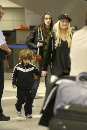 Christina Aguilera com o filho, Max, em aeroporto em Los Angeles, nos Estados Unidos (Foto: Grosby Group/ Agência)