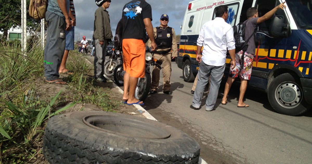 G1 Pneu se solta de caminhão e atinge motociclista na BR 230 na