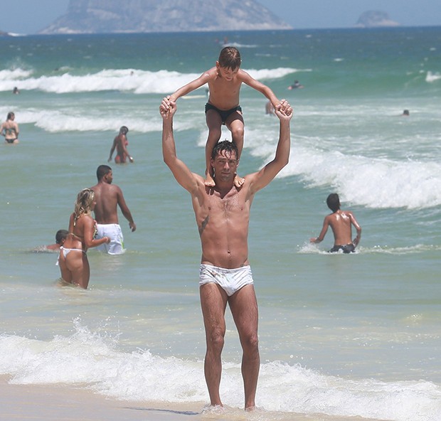 Giba com a mulher, Maria Luiza e o filho, Patrick se divertem na praia da Barra da Tijuca (Foto: Dilson Silva/AgNews) Giba com a mulher, Maria Luiza e o filho, Patrick se divertem na praia da Barra da Tijuca (Foto: Dilson Silva/AgNews)
