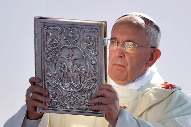 Papa Francisco durante missa em Cagliari neste domingo (Foto: Alberto Pizzoli/AFP)