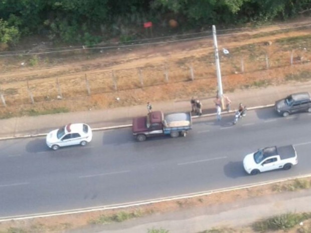 Carro foi localizado próximo à saída para a BR-251 (Foto: 3ª Corpaer/PMMG)