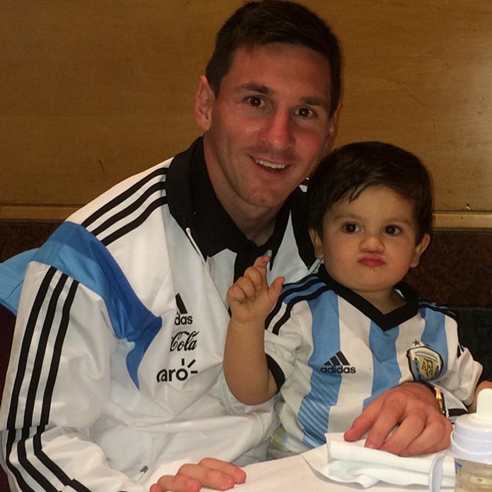 Foto com filho rendeu 600 mil curtidas para Messi (foto: Reprodução/Instagram)