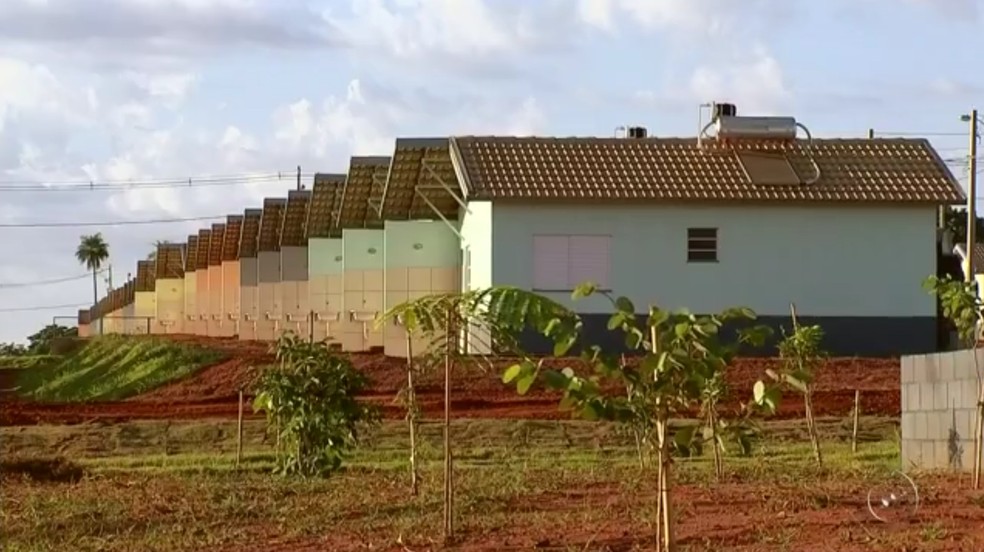 Mais de 1,3 mil casas populares foram entregues em Rio Preto durante visita do presidente Michel Temer e do ministro das Cidades Bruno Araújo (Foto: Reprodução/TV TEM)