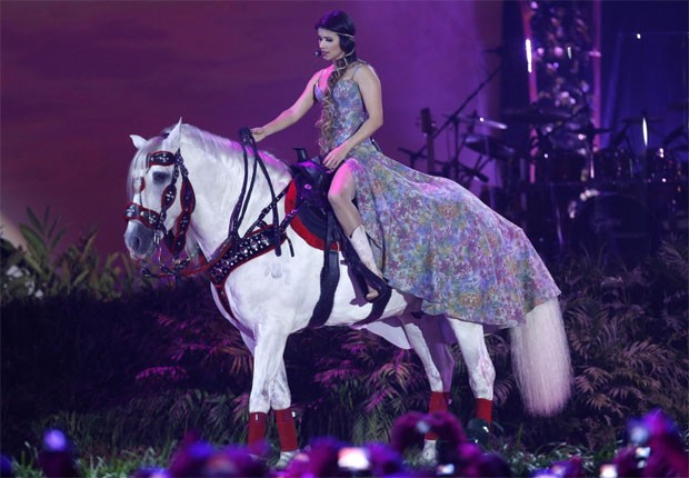 Cantora sobe ao palco montada em cavalo (Foto: Roberto Filho/AgNews)