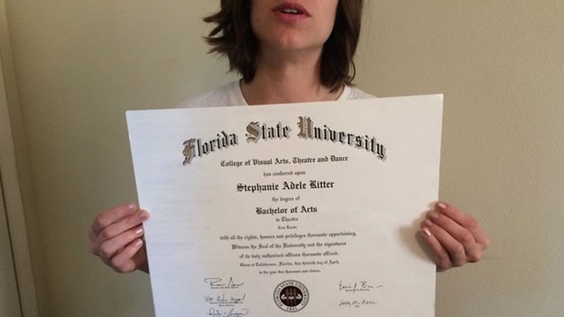 Mulher vende o próprio diploma universitário na internet