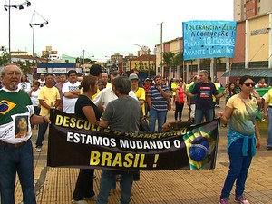 Moradores de São Carlos foram às ruas contra a corrupção (Foto: Marlon Tavoni/EPTV)