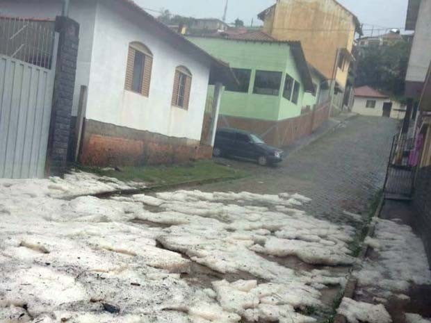 Granizo se acumulou em ruas de Maria da Fé nesta sexta-feira (Foto: Luciano Lopes)