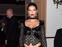 Adriana Lima usa look estranho em evento de moda em Nova York