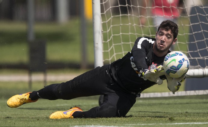 Goleiro do Sub-20, Caíque esbanja felicidade por treinar com Cássio