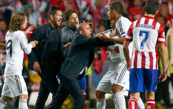 Simeone e Varane Real Madrid e Atlético de Madrid (Foto: Agência Reuters)