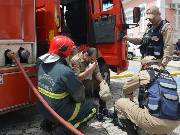 Bombeiro que ajudou a combater fogo recebeu atendimento do lado de fora do hospital (Foto: Walter Paparazzo/G1)