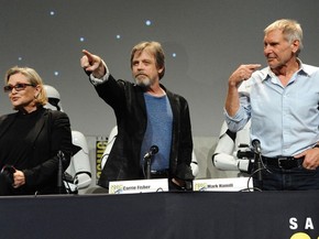 Da esquerda para a direita, Carrie Fisher, Mark Hamil e Harrison Ford participam do painel de &#39;Star Wars: O Despertar da Força&#39; na San Diego Comic-Con 2015 (Foto: Richard Shotwell/Invision/AP)