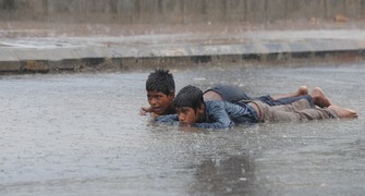 Chuvas de monção na Índia deixam ao menos 30 mortos e 50 desaparecidos (Sajjad Hussain/ AFP)