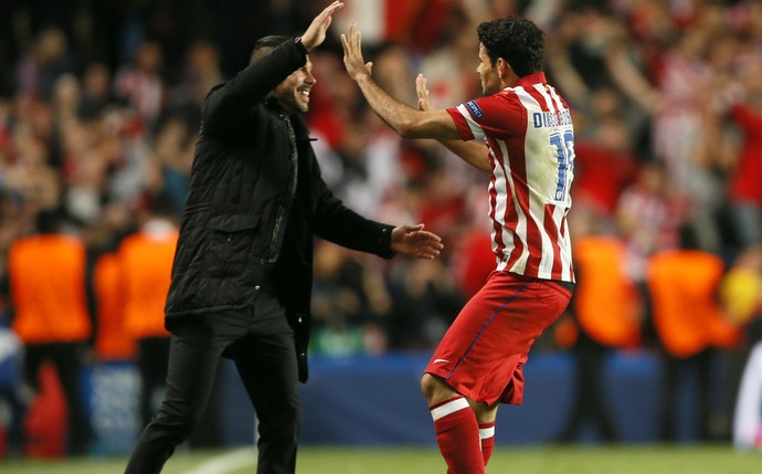 Simeone e Diego Costa comemoram gol do Atlético de Madrid (Foto: Reuters)