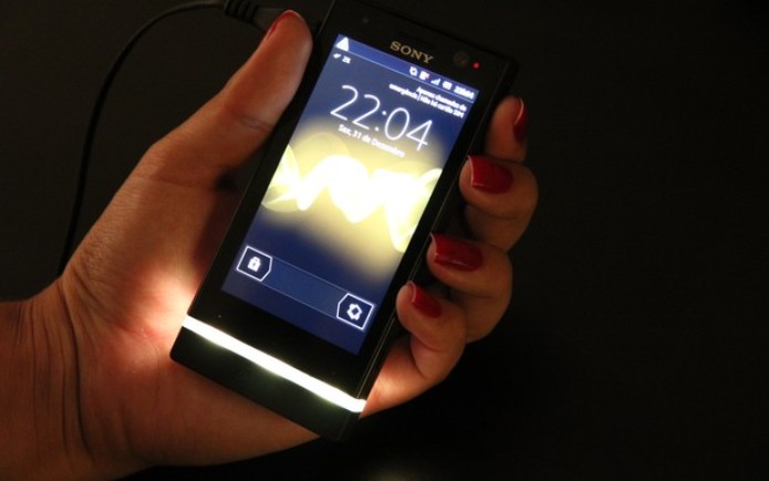 Xperia U chama atenção pela barra luminosa do aparelho (Foto: TechTudo) Xperia U chama atenção pela barra luminosa do aparelho (Foto: TechTudo)