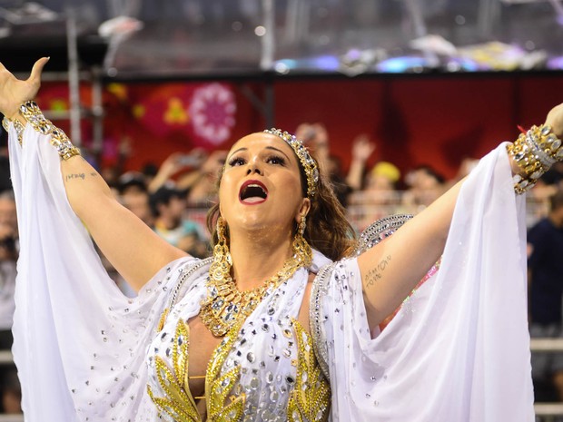 A cantora Maria Rita, filha de Elis Regina, canta chamando o público no desfile da Vai Vai, que homenageia sua mãe (Foto: Flavio Moraes/G1)