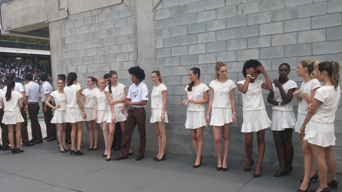 Grid girls e grid boys se preparam para entrar no grid do GP do Brasil (Foto: Divulgação) Grid girls e grid boys se preparam para entrar no grid do GP do Brasil (Foto: Divulgação)