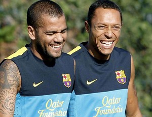 Daniel alves adriano barcelona treino (Foto: Agência EFE)