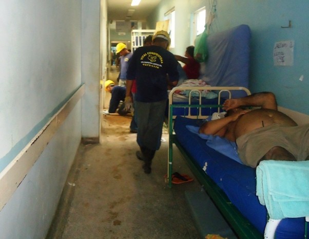 Operários transitam em meio a pacientes atendidos nos corredores do hospital. (Foto: Josenice Freitas/Divulgação)