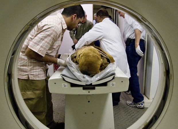 Múmia é colocada em aparelho para realização de tomografia computadorizada (Foto: Michael Miyamoto/AP)