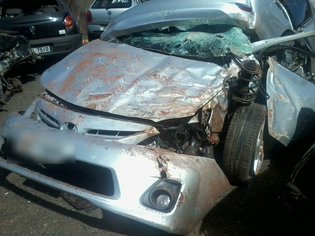 Jovem morreu após carro que ele dirigia capotar na PR-340, em Jaguapitã; veículo ficou destruído (Foto: Divulgação/Polícia Rodoviária Estadual)