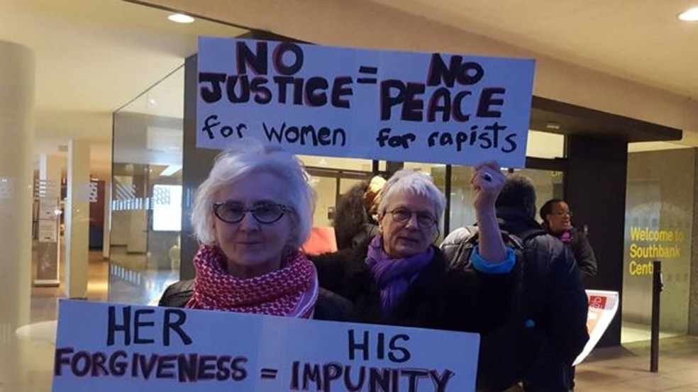 Mulheres protestaram contra o evento (Foto: BBC)