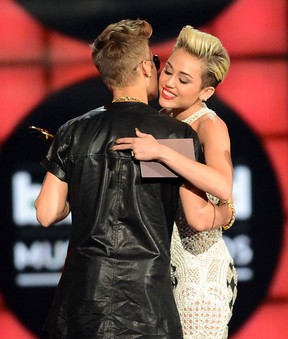 Justin Bieber e Miley Cyrus no Billboard Music Awards (Foto: Ethan Miller/ Getty Images/ AFP)