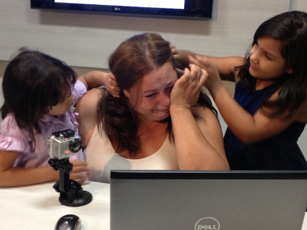 Na emoção do primeiro encontro, Alessandra é amparada pelas filhas. (Foto: Vanessa Vasconcelos/G1)