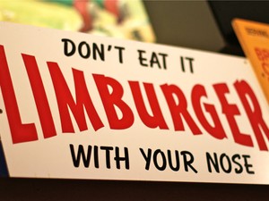 Cartaz sobre o queijo Limburger diz: "Não coma com o nariz" (Foto: Niamh O’Neill-Culhane/AP Photo)