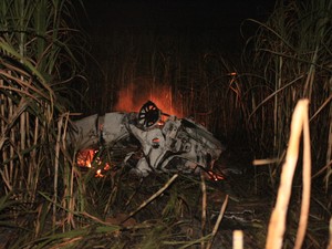 Carro invadiu canavial e pegou fogo em Ribeirão Bonito (Foto: Maurício Duch/folharegiao.com.br)