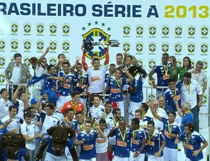 Cruzeiro levanta a taça (Foto: Reprodução / TV Globo Minas)