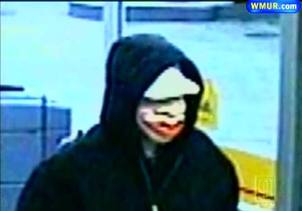 Bandido usou uma máscara de palhaço para assaltar posto de combustível. (Foto: Reprodução)