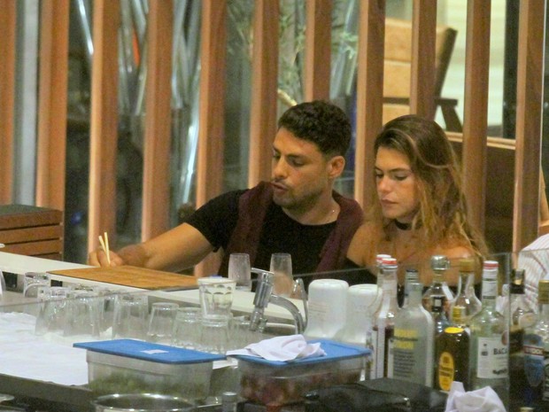 Cauã Reymond e a namorada, Mariana Goldfarb, em shopping em São Conrado, Zona Sul do Rio (Foto: Daniel Delmiro/ Ag. News)