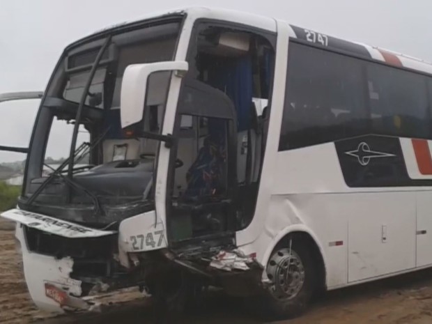 Frente do ônibus ficou danificada após colisão em rodovia (Foto: G1)