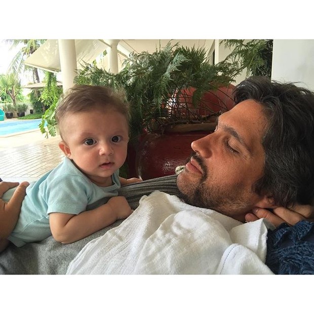 Leo, da dupla com Victor, com o filho (Foto: Reprodução/Instagram)