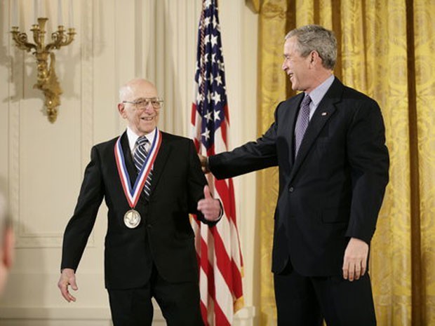 Em 13 de fevereiro de 2006, Ralph Baer, criador do Genius e do Odyssey, considerado 'o pai dos videogames', recebe na Casa Branca a Medalha Nacional de Tecnologia, entregue pelo então presidente dos EUA, George W. Bush (Foto: Eric Draper/The White House/Divulgação)