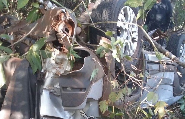 Acidente deixa motorista morto e mulher e filho feridos na GO-222 em Goiás (Foto: Divulgação/PRE)