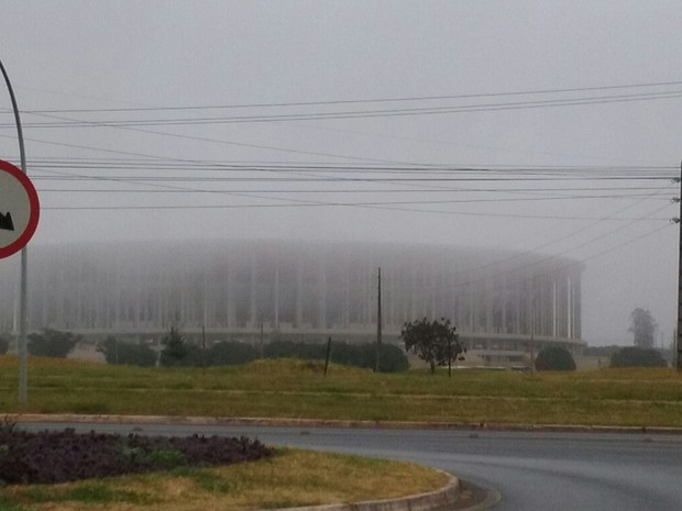 Frente fria provoca forte neblina em Brasília e deixa estádio coberto por nevoeiro (Foto: Fernando Caixeta/G1)