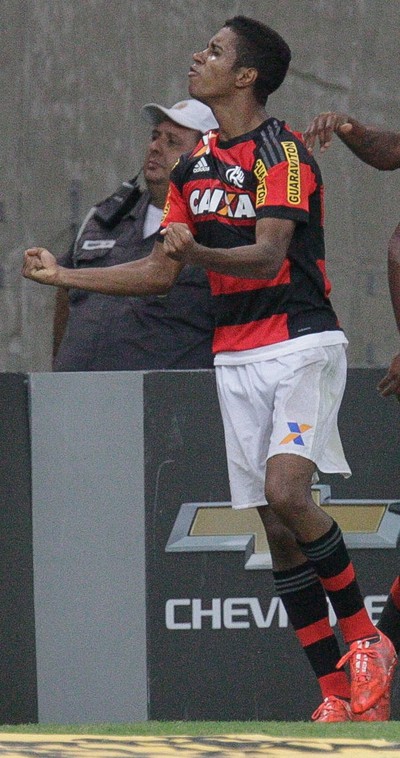 Gabriel comemora gol, observado por Cirino e Luiz Antonio (Foto: Gilvan de Souza/Fla Imagem)