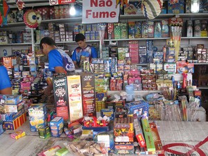 Barraca de fogos no Parque 18 de Maio, principal pólo de venda desses produtos em Caruaru (Foto: Daniel Buarque/G1)