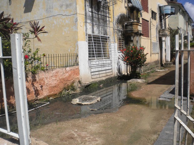 Esgoto chega a entrar nos apartamentos térreos do Conjunto Residencial na Vila do Ipsep (Foto: Maria do Carmo da Silva / VC no G1)