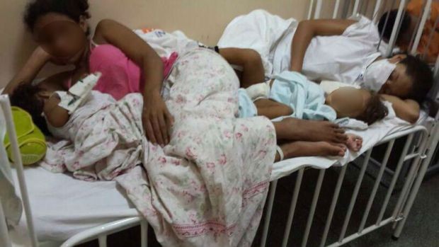 Mulheres dividem único leito com dois bebês (Foto: Divulgação/Sindmed)