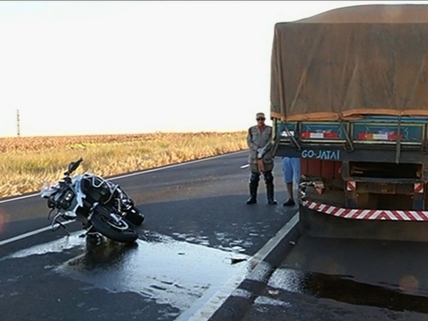 Duas pessoas morrem após moto bater contra caminhão, em Jataí, Goiás (Foto: Reprodução/TV Anhanguera)