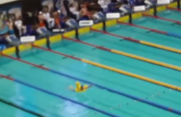 Nadadores estavam se preparando para a prova dos 50 metros livre quando homem invadiu piscina (Foto: Reprodução/YouTube/Ruptly TV)