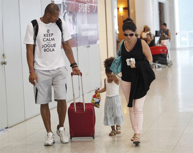 Samara Felippo no aeroporto (Foto: Alice Silva/AgNews)