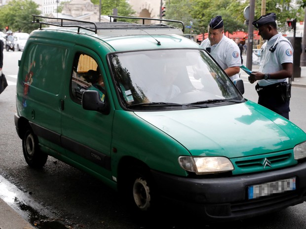 Carros com 19 anos ou mais não podem circular dentro de Paris (Foto: François Guillot/AFP)