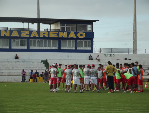 Pintado conversa com jogadores do América-RN durante treino no Nazarenão (Foto: Tiago Menezes)